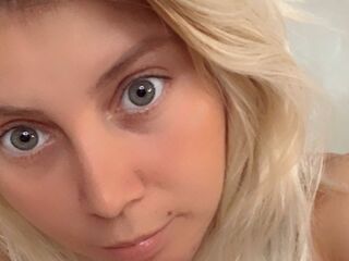 LittleSary's Stripchat live cam girls Profile Image